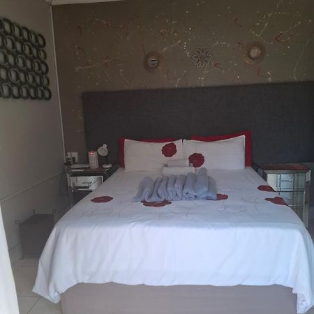 Vicky B Bed And Breakfast Mogwase エクステリア 写真